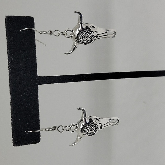 Felt's Fun Finds Jewelry - Cow Head Silver Tone Dangle Earrings 1.5"